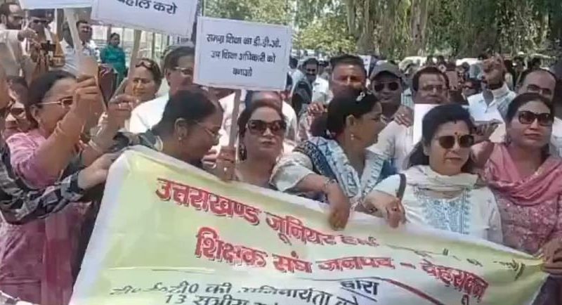 आवाज़: अपनी मांगों को लेकर राजधानी में गरजे शिक्षक, सचिवालय कूच के दौरान पुलिस से धक्का मुक्की