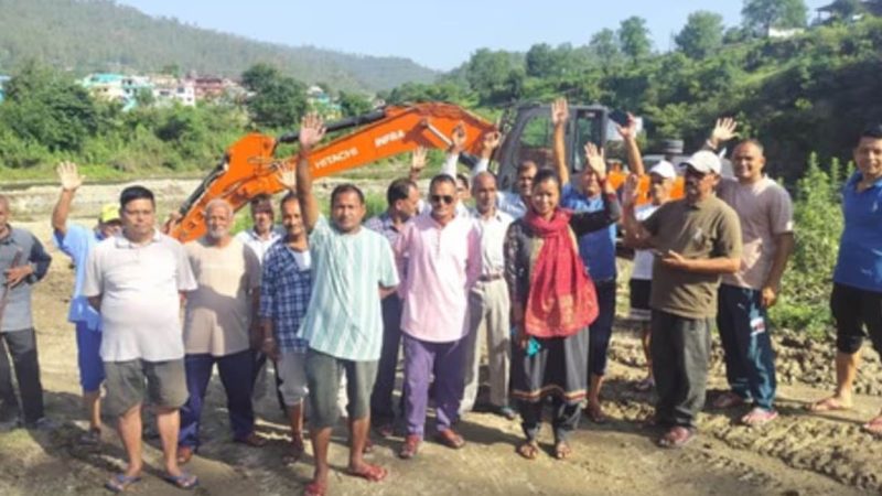 आक्रोश: खनन के विरोध में नदी में उतर ग्रामीणों ने रुकवाई मशीन, गांव के लिए बताया खतरनाक   