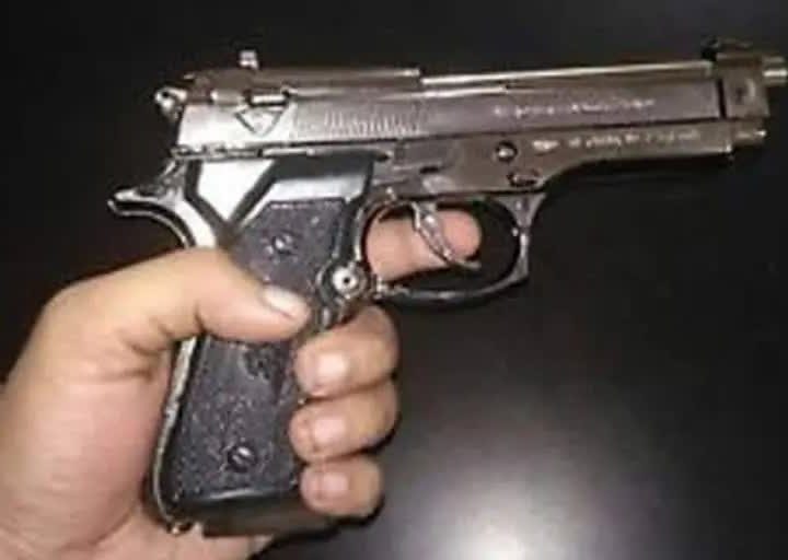 बेख़ौफ़: मसूरी में दिल्ली की कार में युवक ने लहराई नकली पिस्टल, पुलिस ने कर दिया चालान