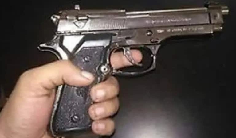 बेख़ौफ़: मसूरी में दिल्ली की कार में युवक ने लहराई नकली पिस्टल, पुलिस ने कर दिया चालान