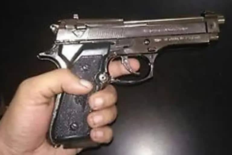 बेख़ौफ़: मसूरी में दिल्ली की कार में युवक ने लहराई नकली पिस्टल, पुलिस ने कर दिया चालान