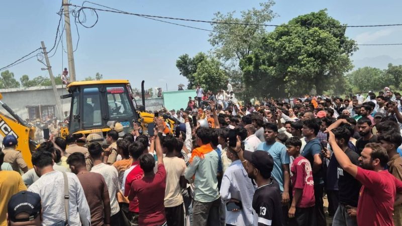 बड़ी ख़बर: बैरागीवाला में बीजेपी नेता की हत्या के विरोध में आगजनी, पथराव के बाद, गांव में भारी तनाव