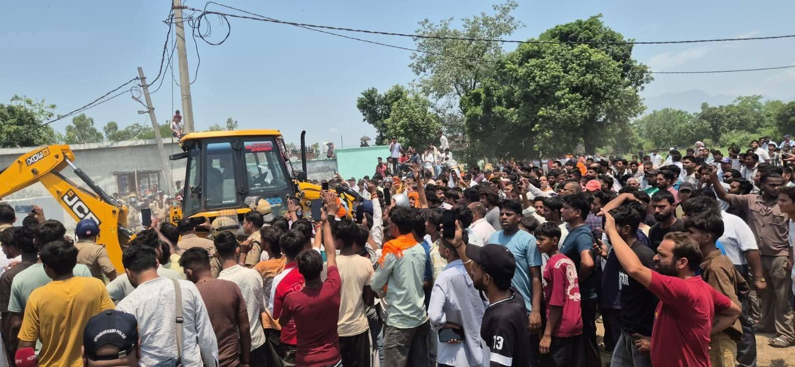 बड़ी ख़बर: बैरागीवाला में बीजेपी नेता की हत्या के विरोध में आगजनी, पथराव के बाद, गांव में भारी तनाव