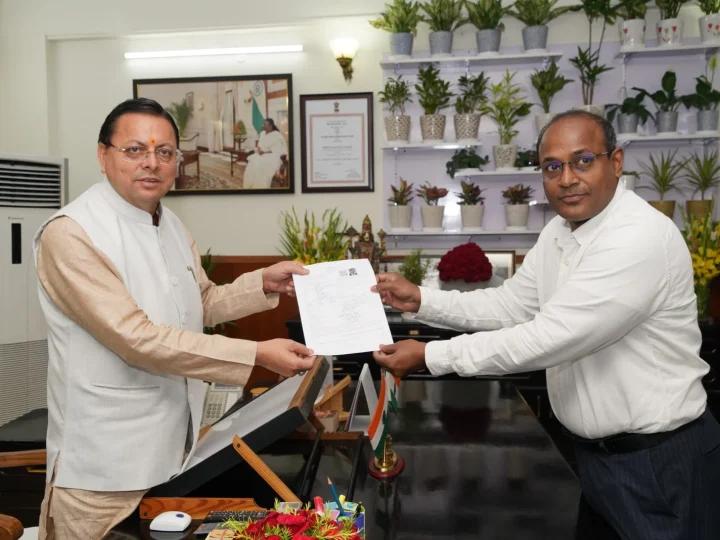 उत्तराखण्ड में विशेष गहन पुनरीक्षण SIR कार्यक्रम के तहत सीएम धामी को मुख्य निर्वाचन अधिकारी ने सौंपा गणना फॉर्म