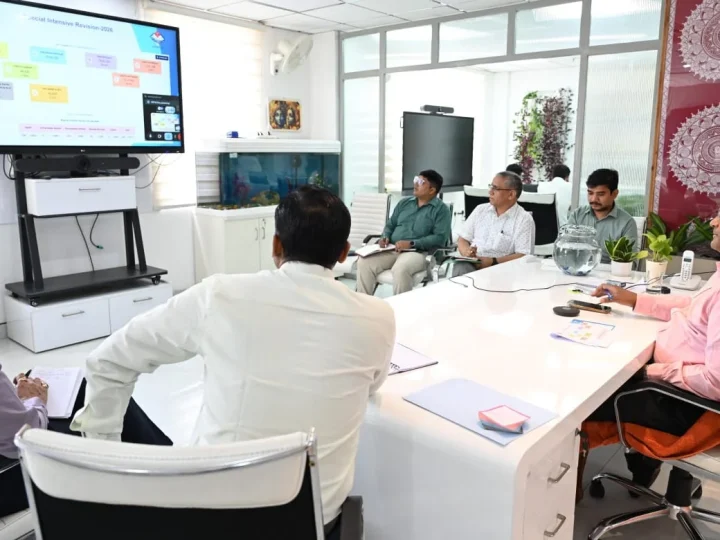 मुख्य निर्वाचन अधिकारी ने की SIR अभियान की समीक्षा, तीन दिन में 19 लाख से अधिक फार्म वितरित