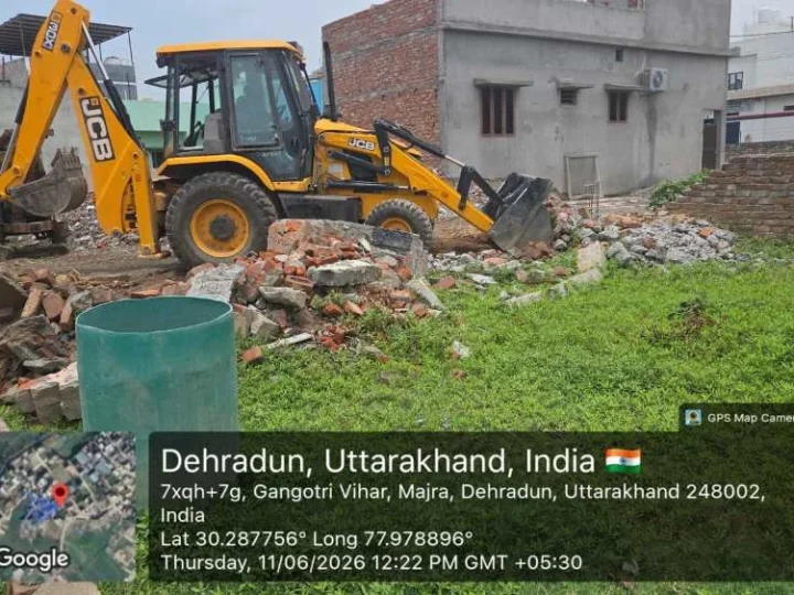 पित्थुवाला खुर्द में अवैध प्लॉटिंग पर चला एमडीडीए का बुलडोजर, लगभग एक बीघा भूमि पर विकसित की जा रही अनधिकृत कॉलोनी ध्वस्त