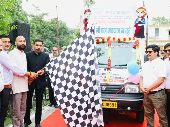 मतदाता सूची के विशेष पुनरीक्षण को जन आंदोलन बनाने की अपील, डीएम ने रवाना किए जागरूकता रथ