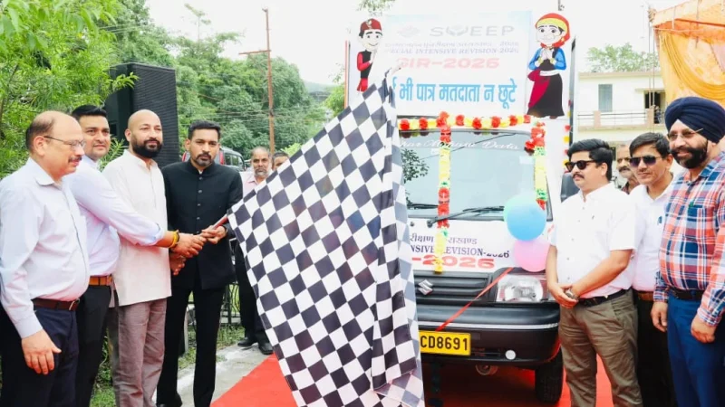 मतदाता सूची के विशेष पुनरीक्षण को जन आंदोलन बनाने की अपील, डीएम ने रवाना किए जागरूकता रथ