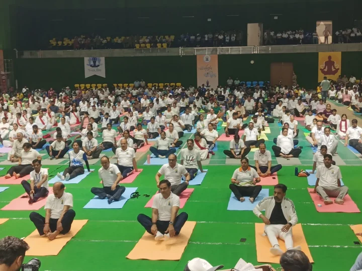 अन्तर्राष्ट्रीय योग दिवस: परेड ग्राउंड में योग से स्वास्थ्य का संदेश, किया गया सामूहिक योगाभ्यास