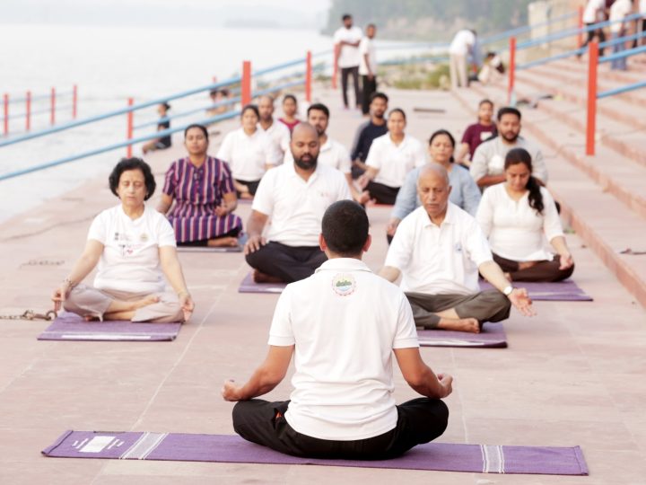 एम्स:  अंतर्राष्ट्रीय योग दिवस पर विभिन्न यौगिक क्रियाओं के  माध्यम से दिया गया स्वस्थ रहने का संदेश
