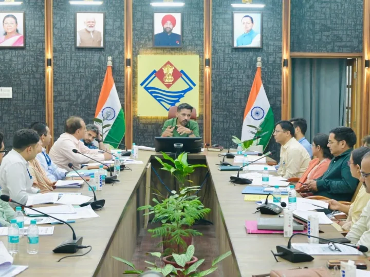 बैंकों की मनमानी पर डीएम सख्तः ‘जनता को परेशान किया तो होगी कार्रवाई, जिले का पैसा जिले के विकास में ही लगेगा’