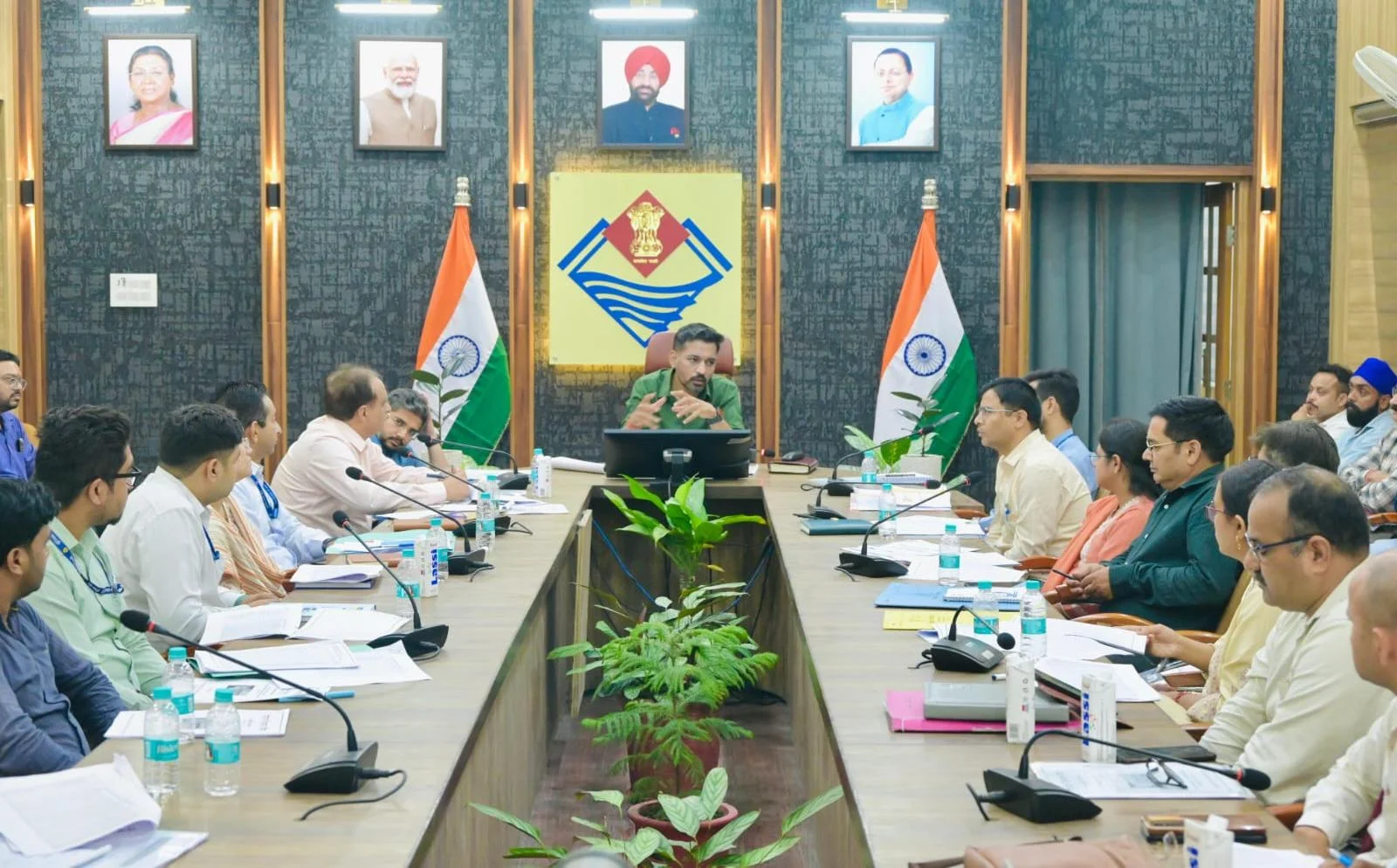 बैंकों की मनमानी पर डीएम सख्तः ‘जनता को परेशान किया तो होगी कार्रवाई, जिले का पैसा जिले के विकास में ही लगेगा’