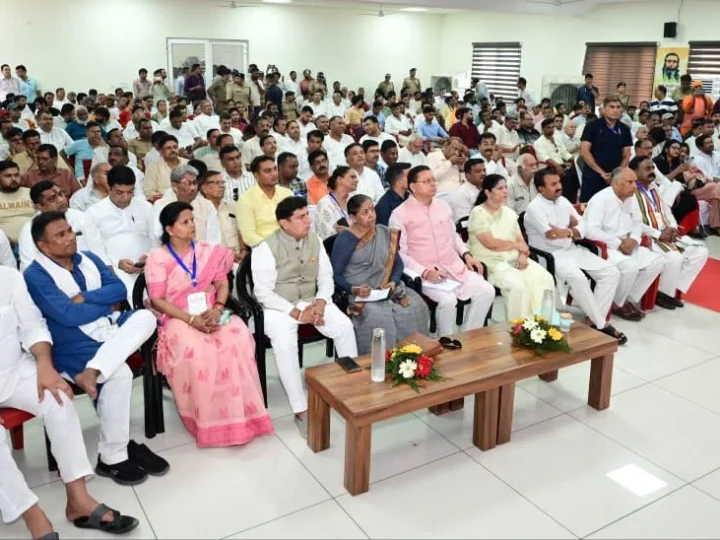 मुख्यमंत्री पुष्कर सिंह धामी ने रविवार को रुड़की में प्रधानमंत्री नरेंद्र मोदी के मन की बात कार्यक्रम के 135वें संस्करण को सुना