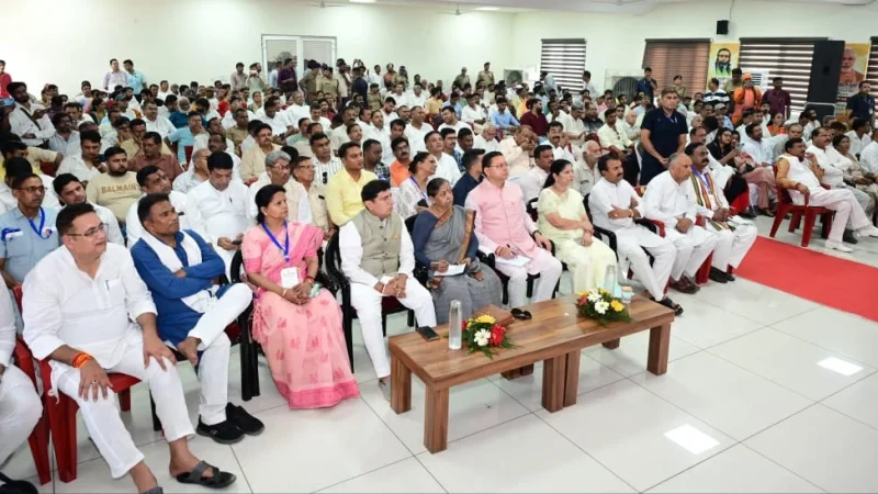 मुख्यमंत्री पुष्कर सिंह धामी ने रविवार को रुड़की में प्रधानमंत्री नरेंद्र मोदी के मन की बात कार्यक्रम के 135वें संस्करण को सुना