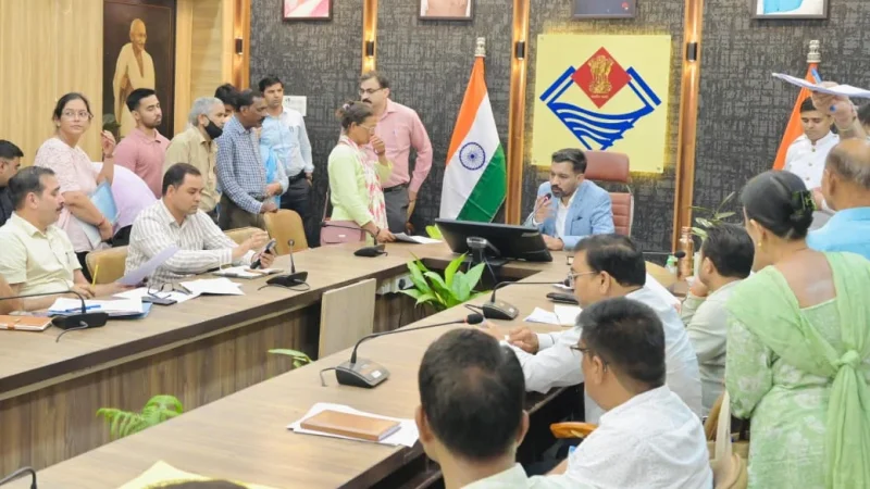 समाधान दिवस पर डीएम ने सुनी 171 फरियादियों की समस्याएं, अधिकांश मामलों का ऑन द स्पॉट निस्तारण