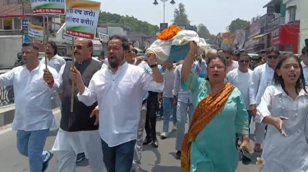 कांग्रेस: शिक्षा व्यवस्था में केंद्र की विफलता के विरोध में निकाली प्रतीकात्मक शव यात्रा
