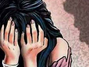 शर्मनाक:  पति पर पत्नी को नशीला पदार्थ खिलाकर देवर से दुष्कर्म कराने का आरोप, मुकदमा दर्ज़