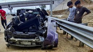 दर्दनाक : बेतहाशा रफ्तार से दौड़ रही बीएमडब्ल्यू टकरा गई डिवाइडर से, कार सवार युवकों के उड़े परखच्चे