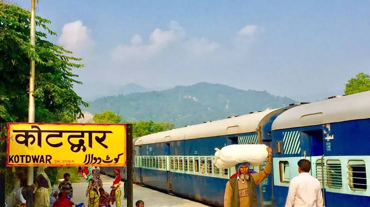 दुश्वारियां: दो कोच की ट्रेन में महिलाओं के लिए महज 20 सीट, अपराधियों का लगा रहता है डर