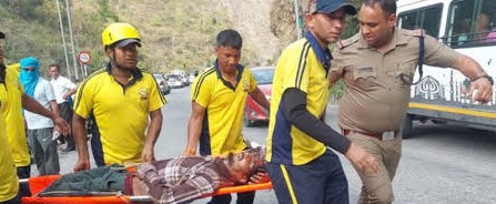 सराहनीय: दोपहिया वाहन से छिटककर खाई में जा गिरा युवक, सड़क से गुजर रहे तीन युवाओं ने बचाई जान