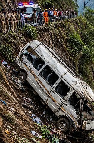भीषण सड़क हादसा: पर्यटकों का टेंपो ट्रैवलर बेकाबू होकर खाई में जा गिरा, 2 महिलाओं की मौत