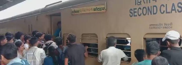 दुश्वारियां: महज दो कोच वाली पैसेंजर ट्रेन में यात्रियों पर कहर बनकर टूट रही है भीषण गर्मी