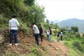 मिसाल: ग्रामीणों ने श्रमदान से शुरू किया सड़क बनाने का काम, सरकार को दिखाया आईना