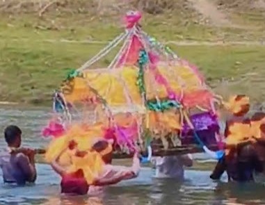 धब्बा: नीतीश के सुशासन में नदी में उतरकर कंधे पर शव ले जाने को मजबूर हुए ग्रामीण- वीडियो वायरल