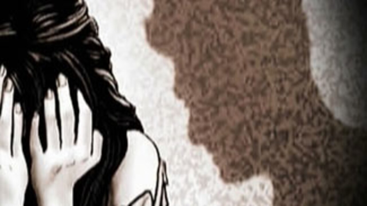 एफ आई आर: नाबालिग के साथ दुष्कर्म करने के मामले में तीन के खिलाफ मुकदमा दर्ज़