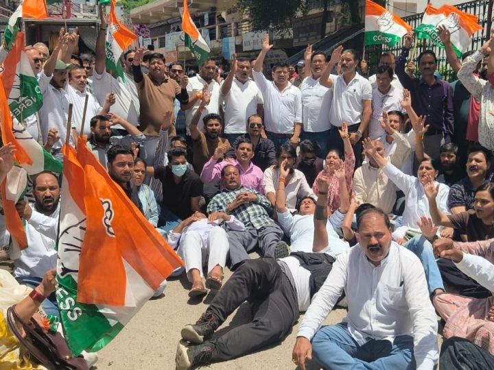 आवाज़: शिक्षा व्यवस्था व छात्र मुद्दों पर कांग्रेस का जोरदार प्रदर्शन, धर्मेंद्र प्रधान के इस्तीफे की उठाई मांग