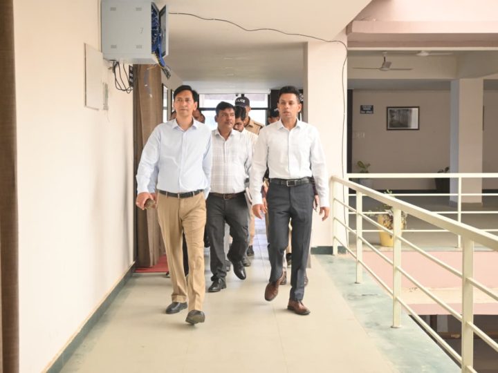 जायज़ा: कुमाऊं आयुक्त दीपक रावत ने किया आपदा परिचालन केंद्र का मुआयना, मानसून में 24 घंटे अलर्ट रहने के दिए निर्देश