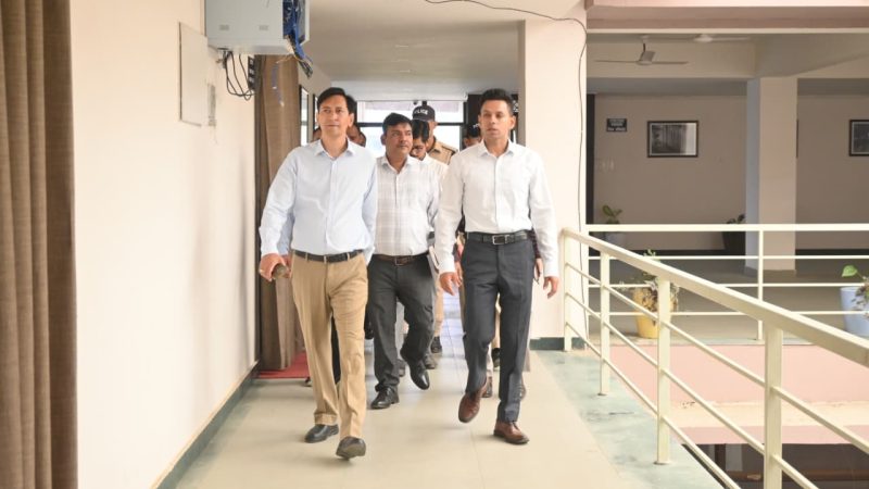 जायज़ा: कुमाऊं आयुक्त दीपक रावत ने किया आपदा परिचालन केंद्र का मुआयना, मानसून में 24 घंटे अलर्ट रहने के दिए निर्देश