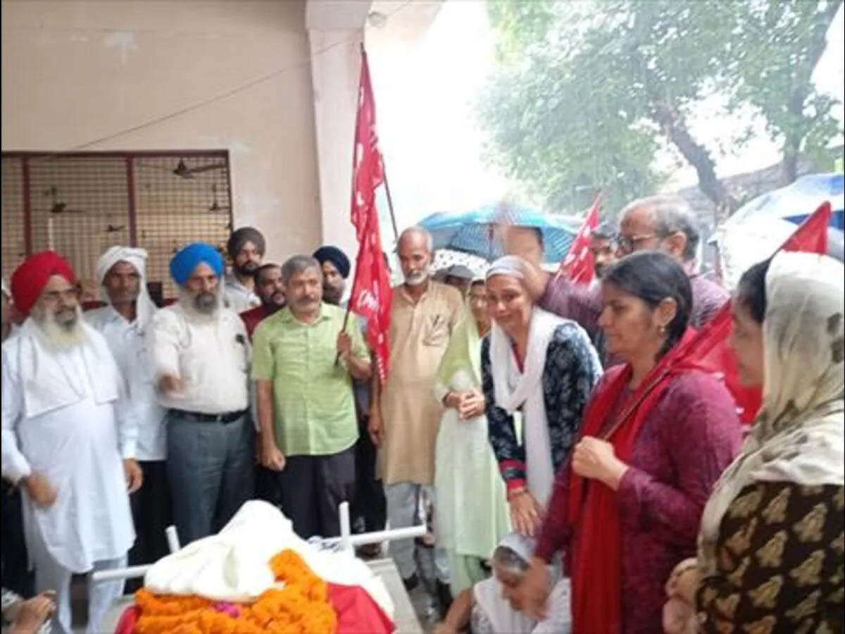 अलविदा: लाल सलाम के नारों के बीच दी गई कॉमरेड निशान सिंह को अंतिम विदाई