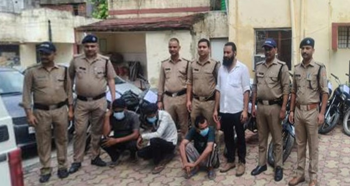 शिकंजा: अंतरराज्यीय वाहन चोर गिरोह के तीन सदस्य गिरफ्तार, चोरी की 17 बाइकें बरामद  
