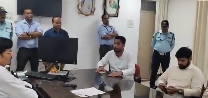 आक्रोश: पीएचडी प्रवेश परीक्षा में अनियमितता के आरोप, छात्र नेताओं ने किया कुलसचिव का घेराव  
