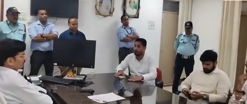 आक्रोश: पीएचडी प्रवेश परीक्षा में अनियमितता के आरोप, छात्र नेताओं ने किया कुलसचिव का घेराव  