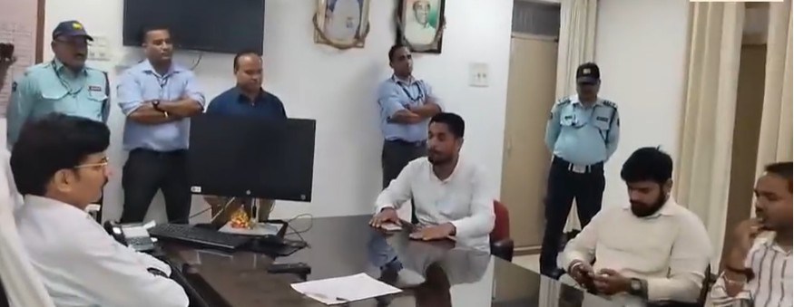 आक्रोश: पीएचडी प्रवेश परीक्षा में अनियमितता के आरोप, छात्र नेताओं ने किया कुलसचिव का घेराव  