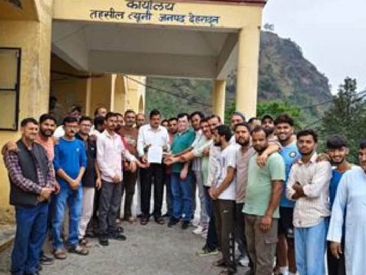 जन आक्रोश: पीएचसी में तैनात डॉक्टर के तबादले से भड़के ग्रामीणों ने किया प्रदर्शन  
