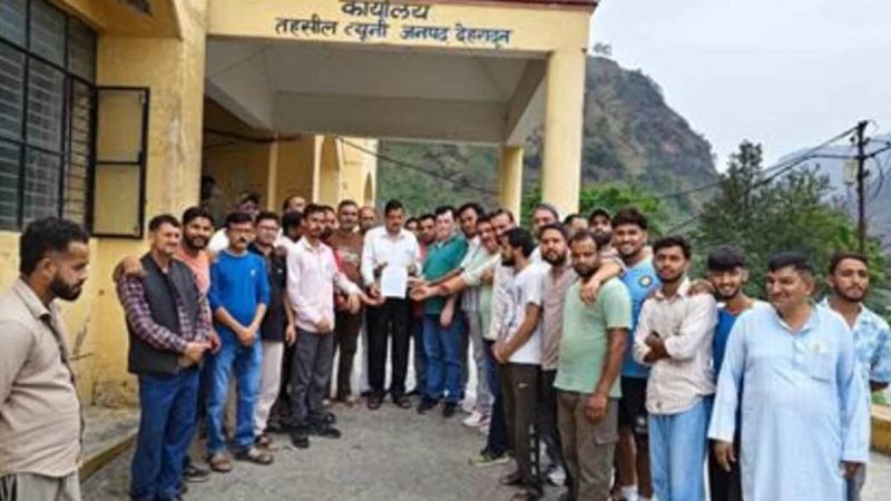 जन आक्रोश: पीएचसी में तैनात डॉक्टर के तबादले से भड़के ग्रामीणों ने किया प्रदर्शन  