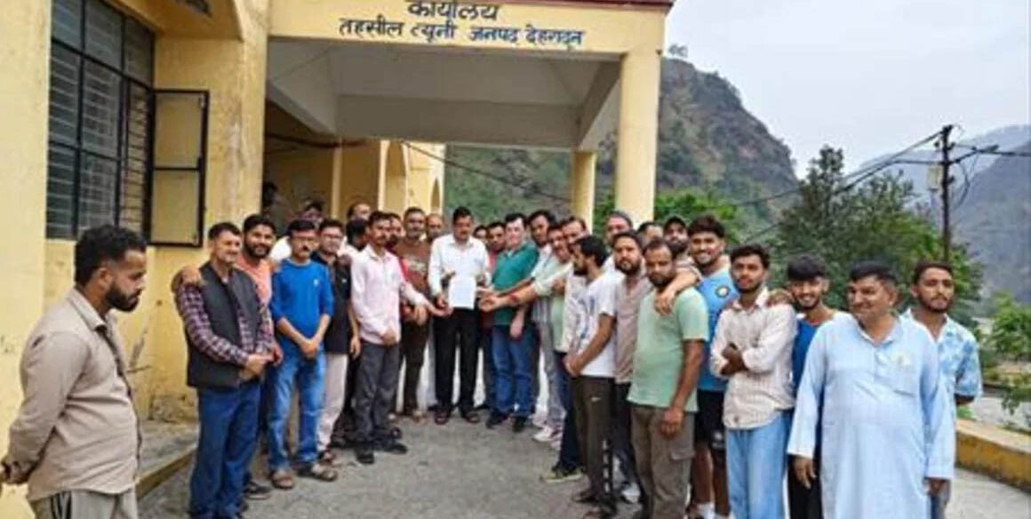 जन आक्रोश: पीएचसी में तैनात डॉक्टर के तबादले से भड़के ग्रामीणों ने किया प्रदर्शन  