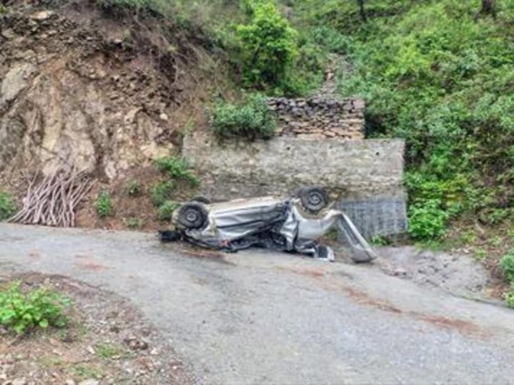 हादसा: बेकाबू होकर सड़क से नीचे जा गिरी कार, युवक की अस्पताल ले जाते हुए मौत  