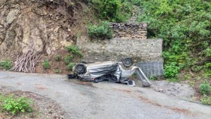 हादसा: बेकाबू होकर सड़क से नीचे जा गिरी कार, युवक की अस्पताल ले जाते हुए मौत  