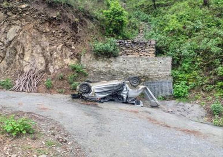 हादसा: बेकाबू होकर सड़क से नीचे जा गिरी कार, युवक की अस्पताल ले जाते हुए मौत  
