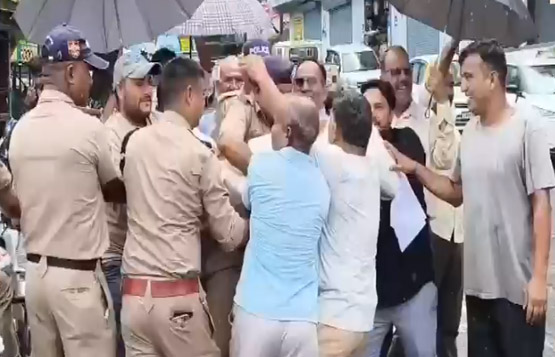 कांग्रेस: दिल्ली के जंतर-मंतर में छात्रों पर बर्बरता के विरोध में किया प्रदर्शन, पुलिस ने पुतला दहन रोका