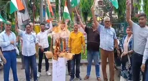 विरोध: कांग्रेस कार्यकर्ताओं ने राहुल गांधी की गिरफ्तारी पर जताया आक्रोश, फूंका सरकार का पुतला  
