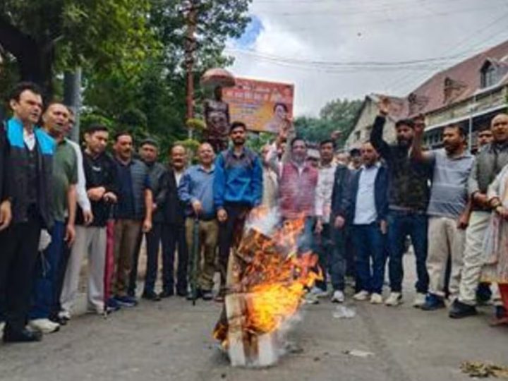 विरोध: छात्रों पर लाठीचार्ज के विरोध में यूथ कांग्रेस का सरकार और पुलिस के खिलाफ प्रदर्शन