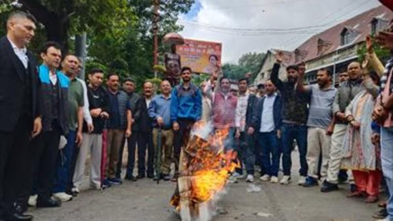 विरोध: छात्रों पर लाठीचार्ज के विरोध में यूथ कांग्रेस का सरकार और पुलिस के खिलाफ प्रदर्शन