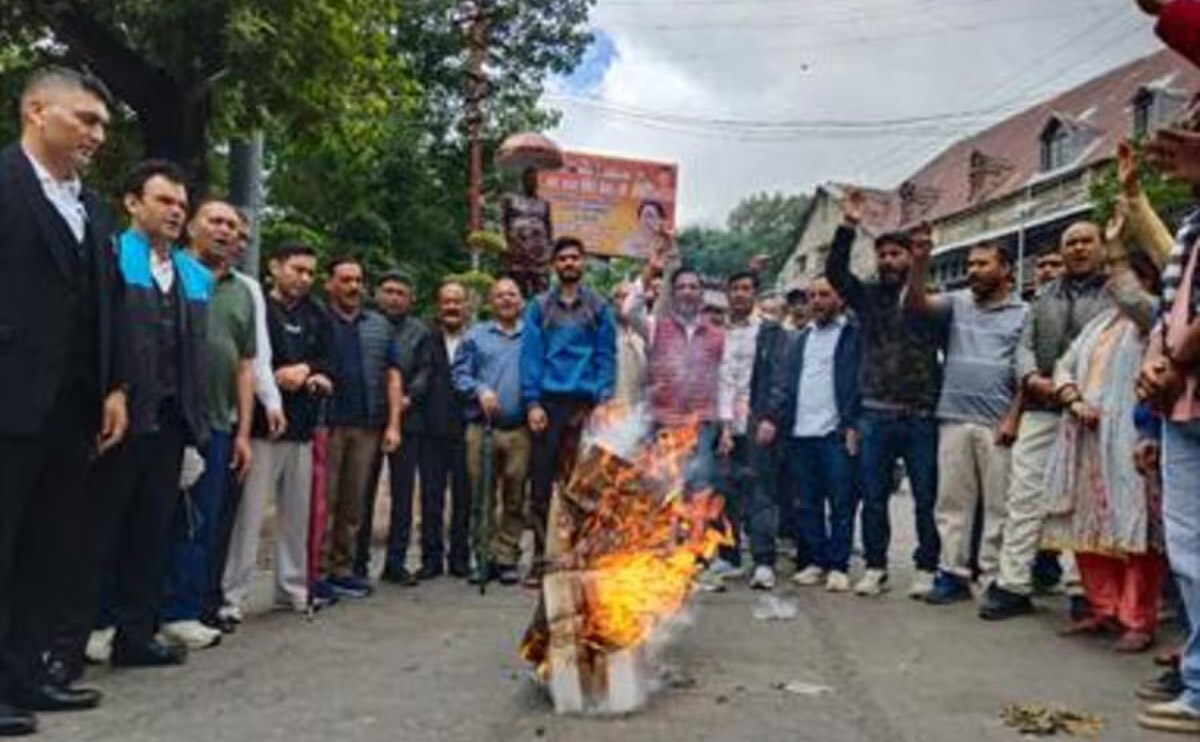 विरोध: छात्रों पर लाठीचार्ज के विरोध में यूथ कांग्रेस का सरकार और पुलिस के खिलाफ प्रदर्शन