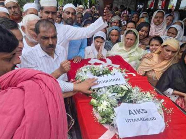 लाल सलाम: नम आंखों के साथ सुपुर्द-ए-खाक किए गए माकपा नेता कमरुद्दीन, शोक में झुकाया गया पार्टी का झंडा
