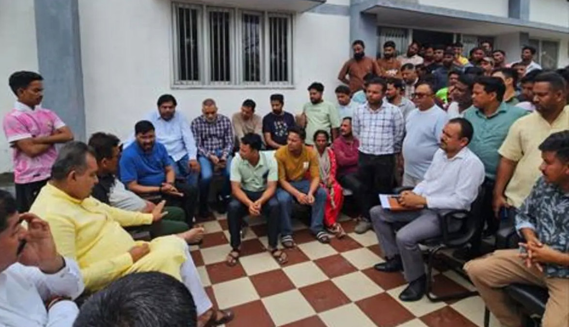 राहत: मृतक लाइनमैन के परिजनों को 12 लाख रुपए की आर्थिक मदद,पत्नी को मिलेगी नौकरी  